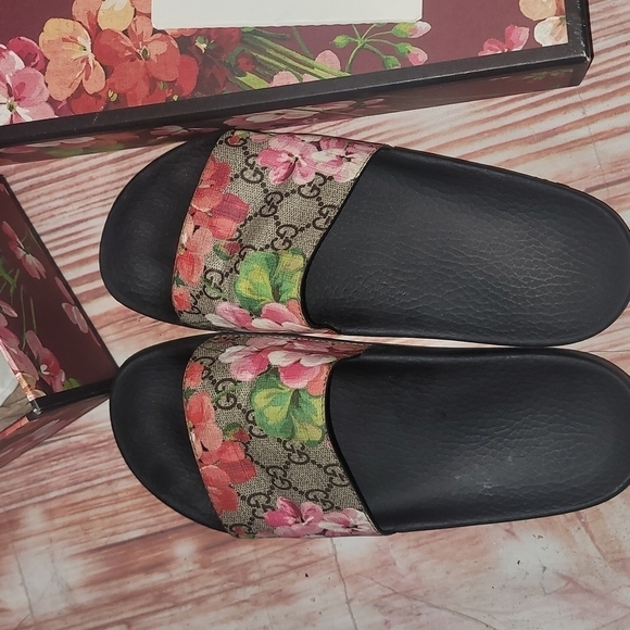 🔥- Gucci Slides Size 8 barely worn perfect condition - Picture 7 of 13